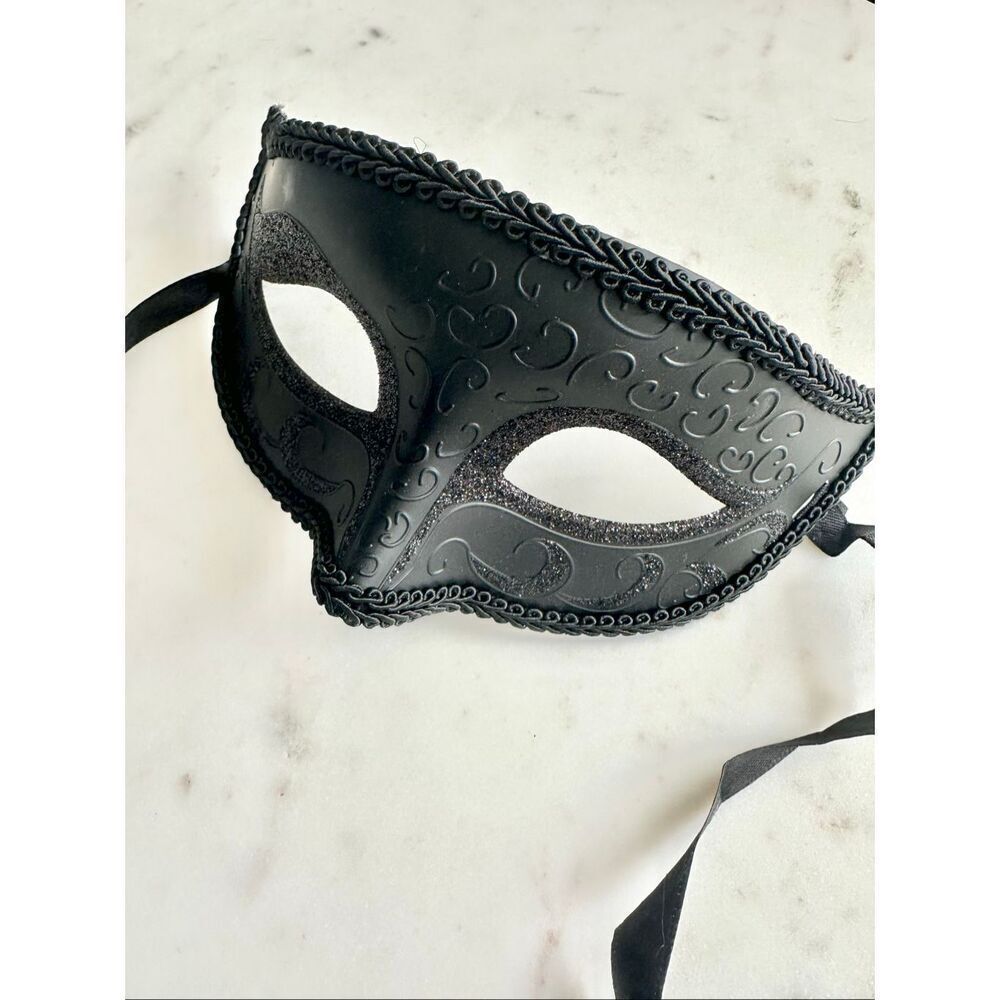 Men’s Halloween masquerade black mask with black sparkles